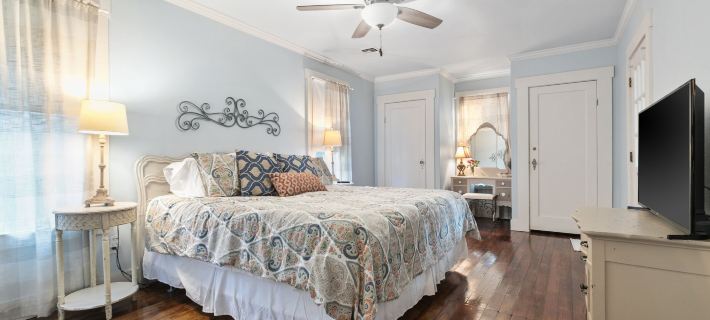 Reizend Haus 2 Bedroom Home by RedAwning Hotels in Fredericksburg