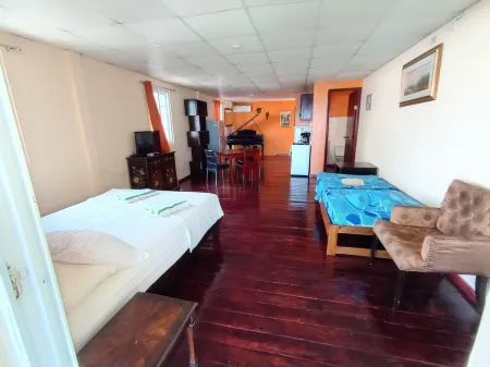 Sun Havens Apartments & Suites Отели рядом с достопримечательностью «Колон»