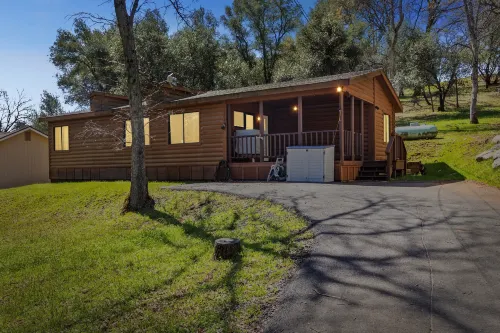 Lincoln Lodge 2 Bedroom Cabin by Yosemite Region Resorts