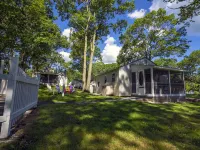 Hamptons Vacation Inn - Pools