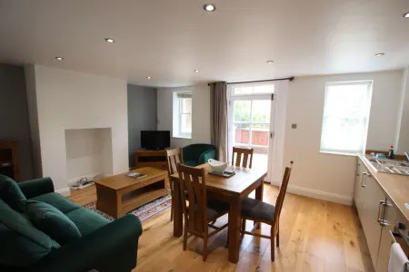 Charming Flat with Private Patio in Clifton Отели в г. Абботс Ли