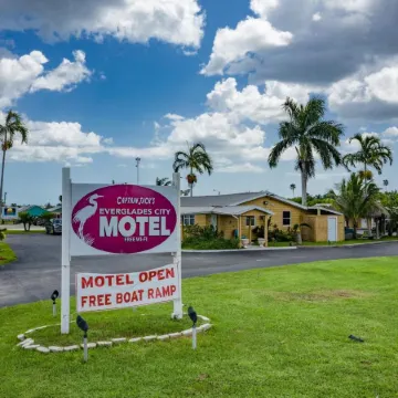 Everglades City Motel - Everglades Adventures Inn