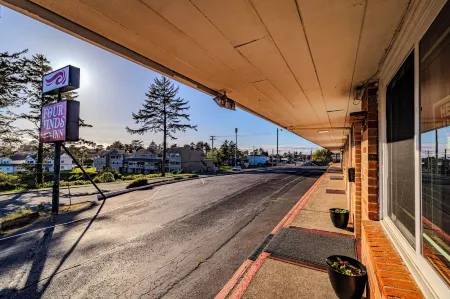 Four Winds Motel