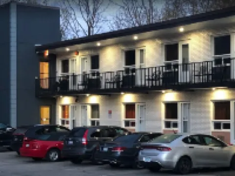 Sunrise Inn Hotels in Parry Sound District