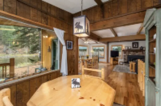 Rivers Edge 2 Bedroom Home by NW Comfy Cabins by RedAwning