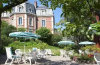 Logis Hotel Royal Saint-Mart - parking