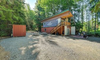 Unique Container Studio w/ Deck & Fire Pit!