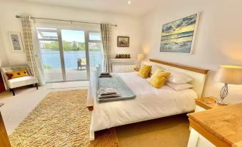 Cotswolds Lakeside Home-Summer Lake