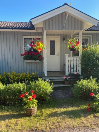 Well equipped summer house near beach consisting of three houses. 10 beds. Отели рядом с достопримечательностью «JAGS Museum»