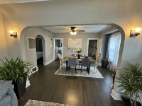 Spacious Retreat Near Convention Centers 4 Bedroom Home by RedAwning Hotels in Des Plaines