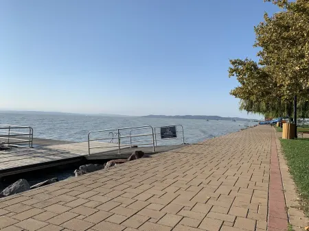 Lakeside condo with beach access Отели в г. Csopak