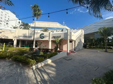 Green Caps Cancún Hospedaje Отели рядом с достопримечательностью «Плайя Гавиота Асуль»