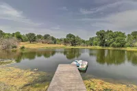 Chic Thorndale Cabin w/ Fire Pit & Fishing Pond - Parkplatz