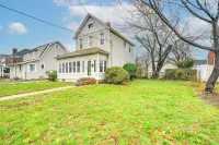 Charming Long Island Home w/ Fenced Yard! Отели рядом с достопримечательностью «Парк Бризи Пойнт»