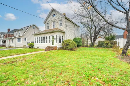 Charming Long Island Home w/ Fenced Yard! Отели рядом с достопримечательностью «J Zarnoch Jewelers»