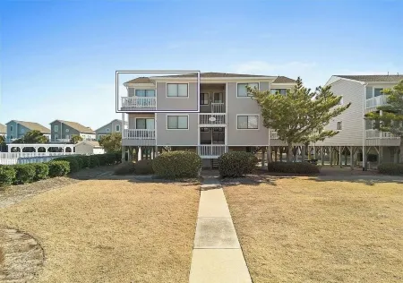 Wonderful 2-bedroom condo in Ocean Isle with 4 minute walk to the beach.