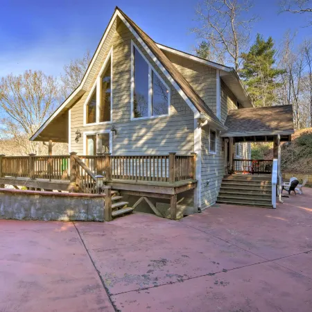 Spacious Lake Santeetlah Cottage w/ Lake Views!