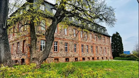 Konferenzhotel Ysenburger Hof Отели рядом с достопримечательностью «Schlossmuseum - Schloss Budingen»