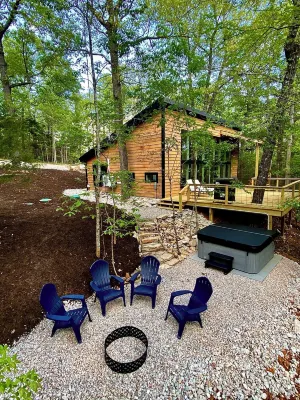 Cedar Hill Cabin 2 Bed 2 Bath Cabin in the Ozarks • Hot Tub •