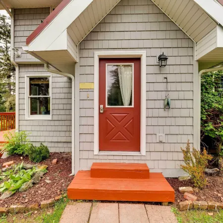 Juneau Vacation Home Stunning View and Beach Access