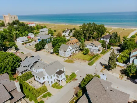 100 Steps to Lake Michigan Beach, Private Paved Courtyard, Gas Fire Pit.