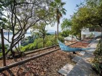 Luxury House with Pool fire Pit & Lake view Hotels in Tequesquitengo