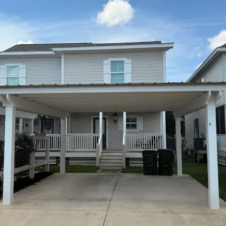 “The Blue Lagoon” a 3-bedroom townhome in charming Lake Charles with AC, WiFi
