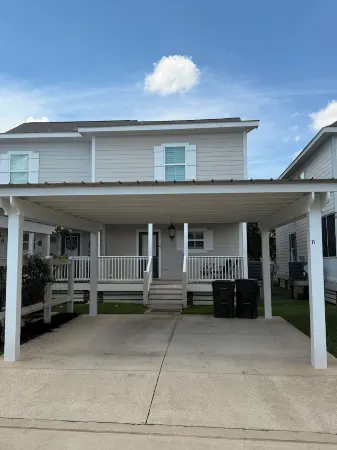 “The Blue Lagoon” a 3-bedroom townhome in charming Lake Charles with AC, WiFi