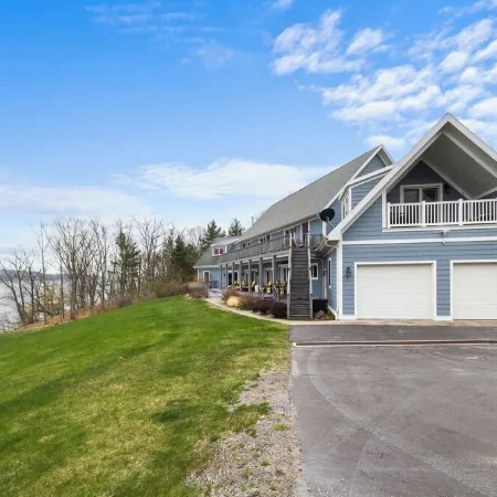 Lakefront 6BR Retreat with Private Dock, Huge Deck & Epic Seneca Views Отели в г. Старки