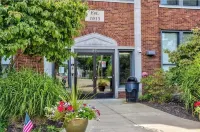 Charming 3 BR condo with WiFi/AC, pool/hot tub/movie theater in fab South Haven