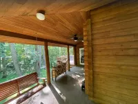 Cozy lakehouse retreat w/kayaks, high speed Wi-Fi, and pet friendly!