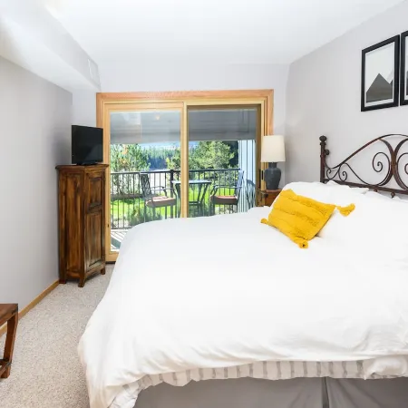 Lovely Condo with Mountain/ Lake View’s in Heart of Frisco