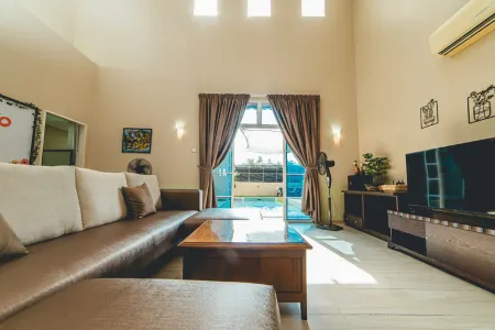 Batu Pahat Santalia Pool Villa 4BR 12pax Отели рядом с достопримечательностью «Terminal Bas Ayer Hitam»