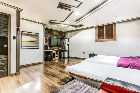 Samcheok Chungil Motel Отели рядом с достопримечательностью «Cave Mystery Hall»