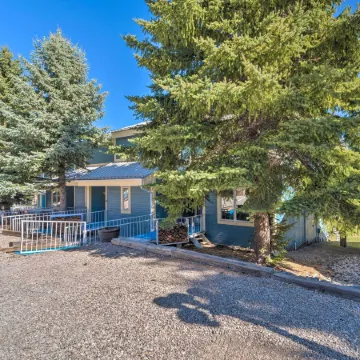 Cloudcroft Townhome w/ Deck - 1 Mi to Burro Ave!