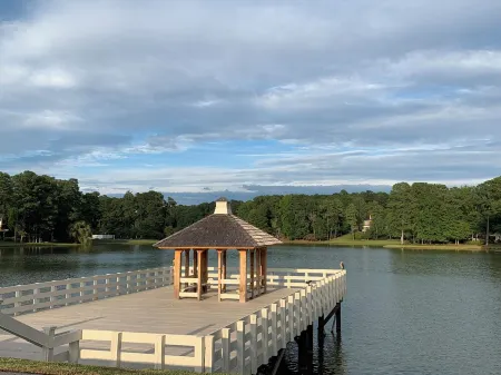 Serene 3br/2ba condo perfect for a family getaway in Greenwood with WiFi, AC