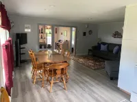Michele’s Landing, Charming cottage in amazing Lake Leelanau, on narrows w/ dock