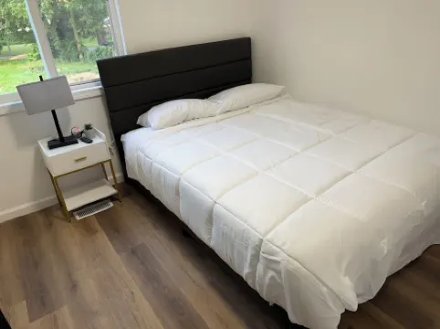 Spacious 6-bedroom house with AC, WiFi in lovely Lansing