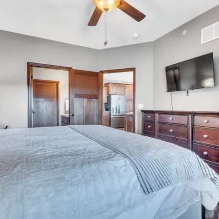Charming 3-bedroom condo with stunning lake views in fabulous Arnolds Park, IA Отели в г. Арнолдс Парк