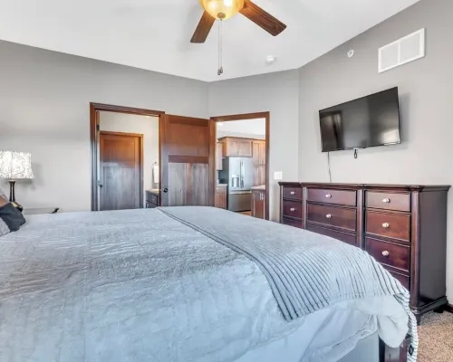 Charming 3-bedroom condo with stunning lake views in fabulous Arnolds Park, IA 아놀드 파크 호텔