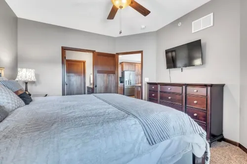 Charming 3-bedroom condo with stunning lake views in fabulous Arnolds Park, IA