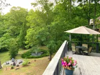 Cabin with Mountain & Lake Views, Fire Pit, WiFi, AC, EV Charger, Pond/Fountain