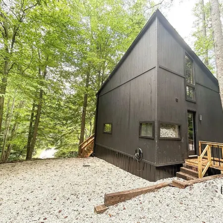 Scandanavian Cabin-Hot Tub-EV Charger-Fire Pit-Close to All RRG Action