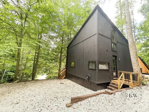 Scandanavian Cabin-Hot Tub-EV Charger-Fire Pit-Close to All RRG Action