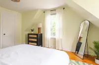 Family Friendly, Peaceful Yard, Dedicated Work Space, close to local attractions