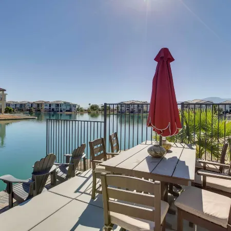 Lakefront Indio Villa Private Pool and on-Site Golf