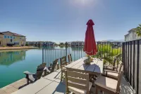 Lakefront Indio Villa Private Pool and on-Site Golf