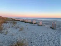 Carolina Skies Holden Beach.  3 Min Walk to Beach! Premier Host -Guest Favorite!