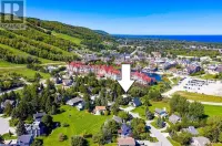 Luxury B & B 2 Bdrm Chalet Unit w/ Private Yard, Hottub, Walk to Ski and Village