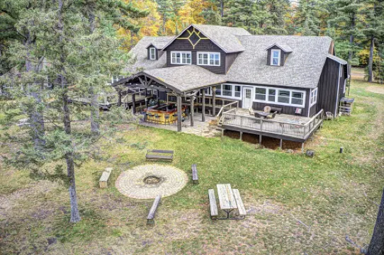 Amazing, sleeps 26, covered lakeside, bar, beach, Big St Germain Lake